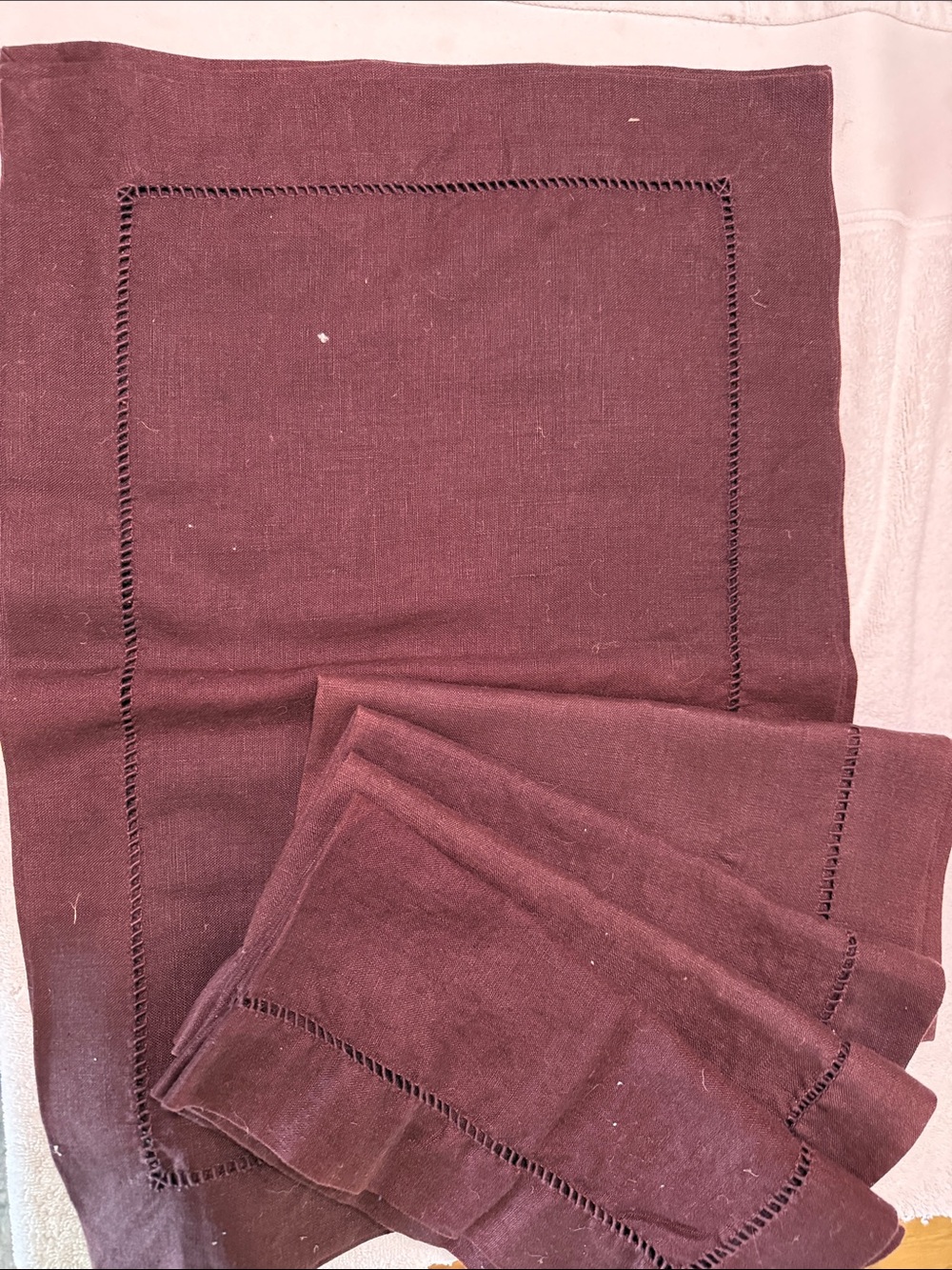 4 placemats and 4 napkins in maroon linen